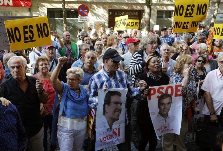 Simpatizantes del PSOE se concentran a las puertas de la sede del partido, en la madrileña calle Ferraz.