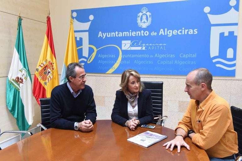 Reunión de los concejales, Diego González de la Torre, Pilar Pintor y el director del IECG Ángel Sáez.