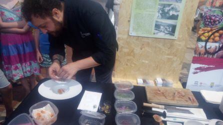 El jefe de cocina del restaurante Peix & Brases de Dénia, José Luis López elaborando uno de sus platos.