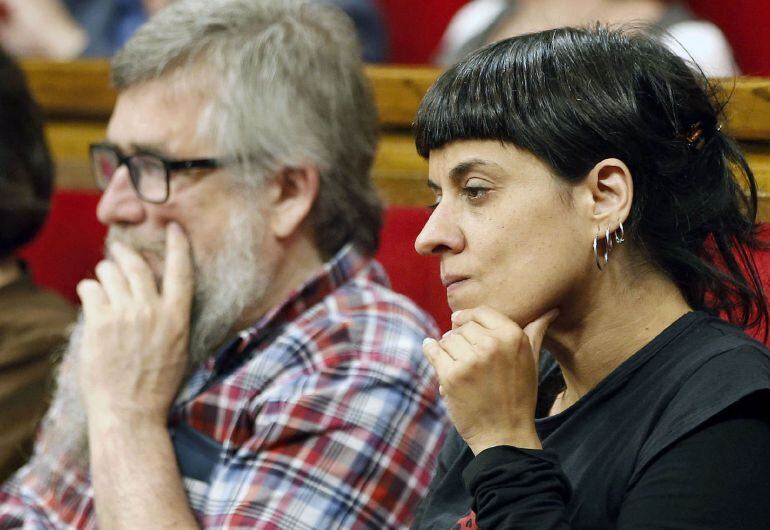 Els diputats de la CUP, Anna Gabriel i Joan Garriga, durant el debat dels pressupostos al Parlament de Catalunya