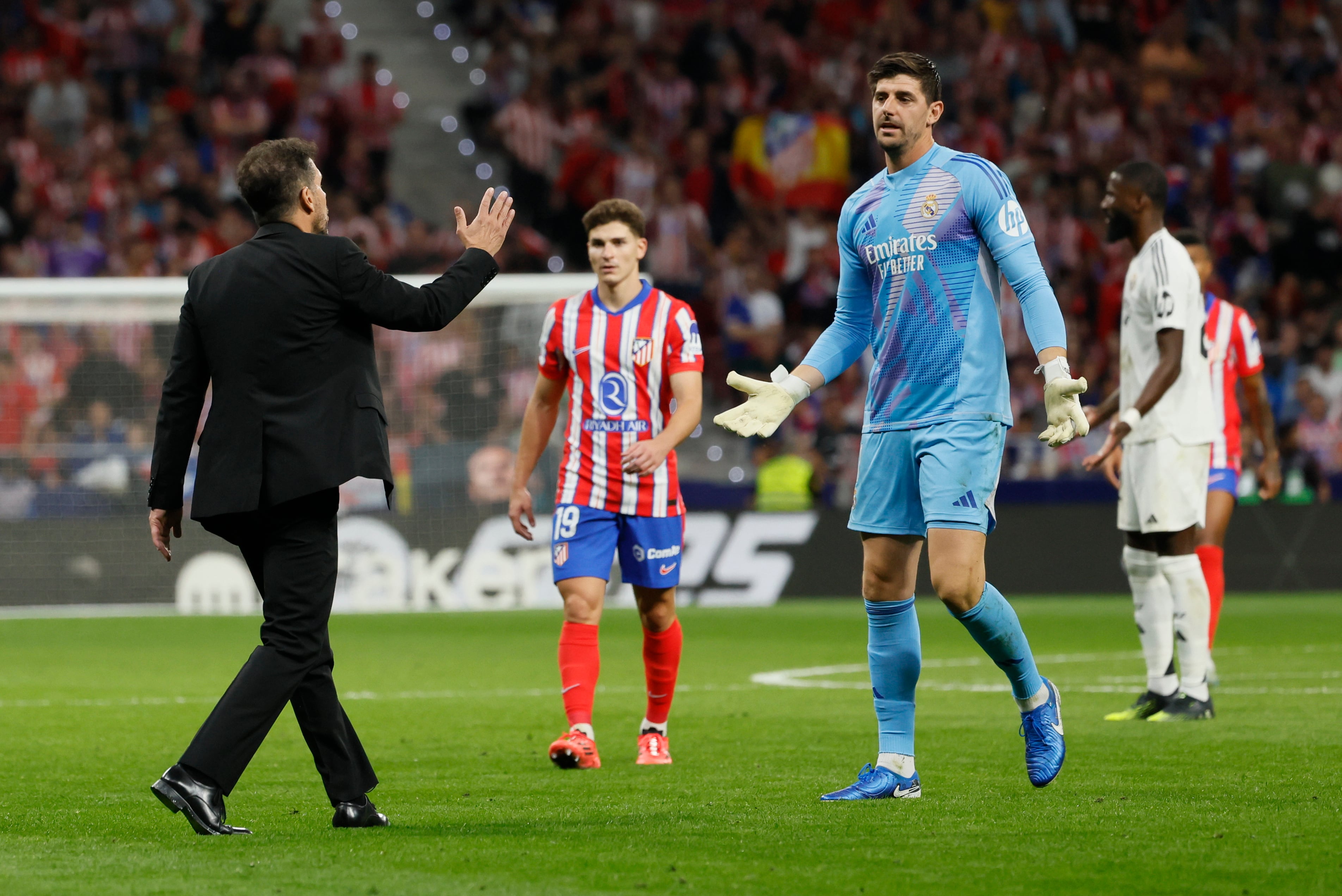 Simeone hablando con Thibaut Courtois.