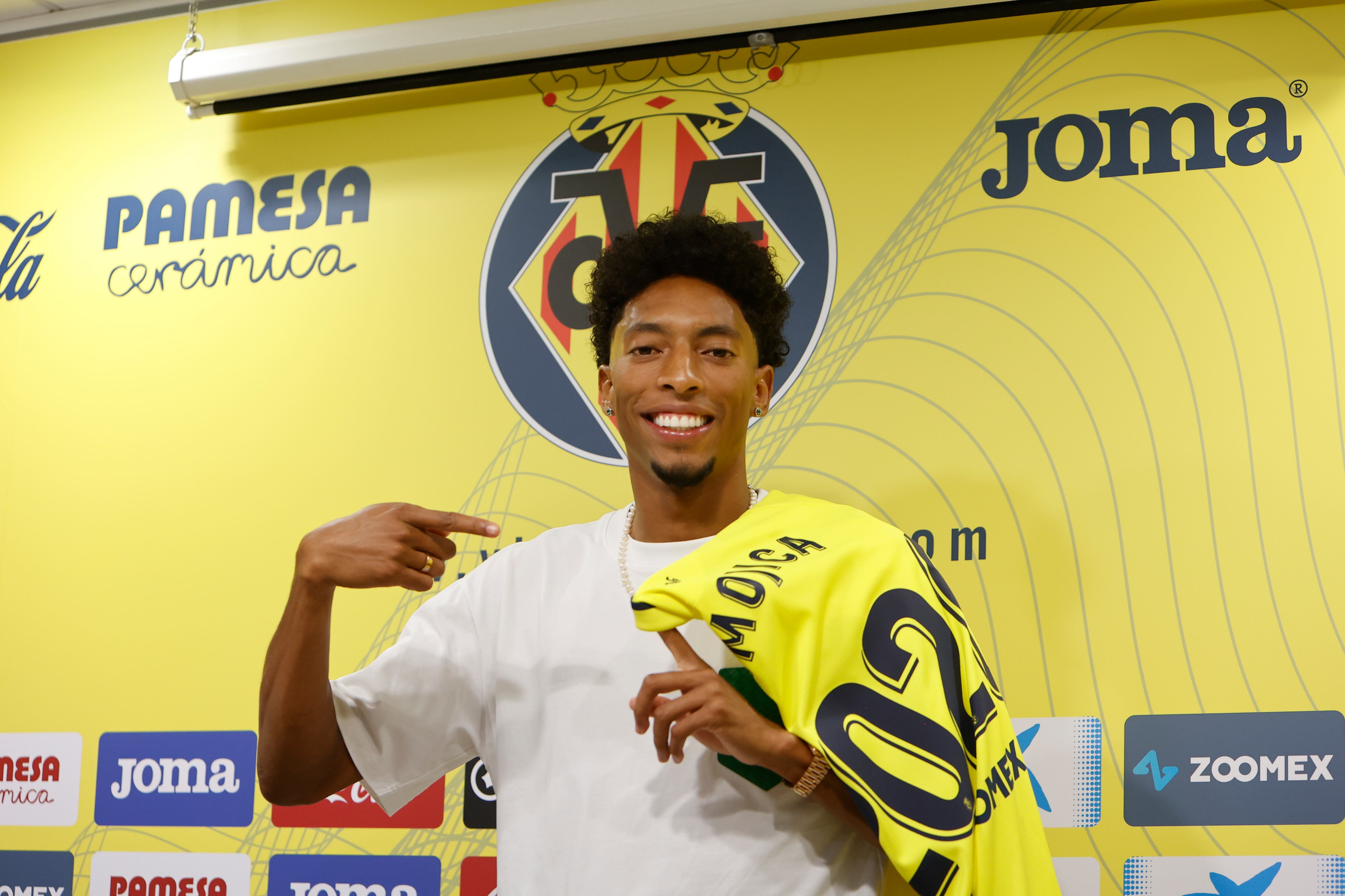 GRAF3736. VILLARREAL, 09/09/2022.- El lateral colombiano Johan Mojica, durante su presentación como nuevo jugador del Villarreal, este viernes. EFE/ Domenech Castelló