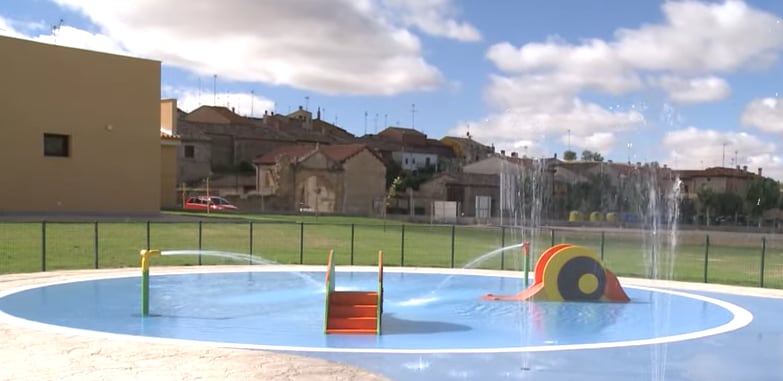 Piscina infantil del complejo gomellano