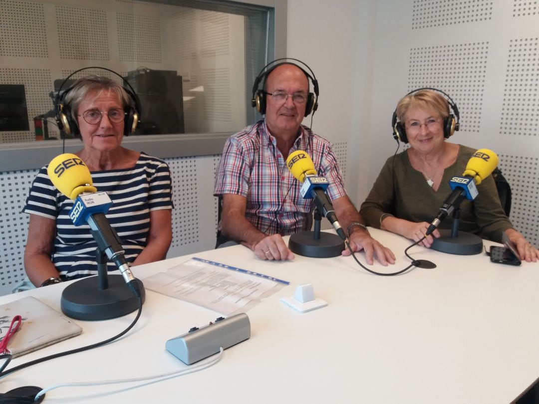 Gema Landache, presidenta de la AECC en la delegación del Bidasoa, Javier García Quiñones, socio de Jostallu y Belén Sarasola, voluntaria de la AECC. 