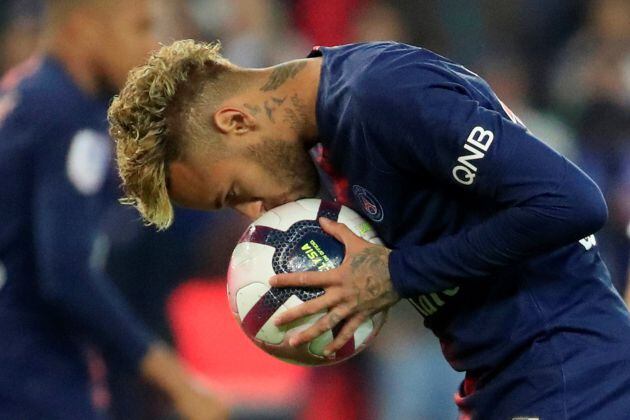 Neymar besa el balón