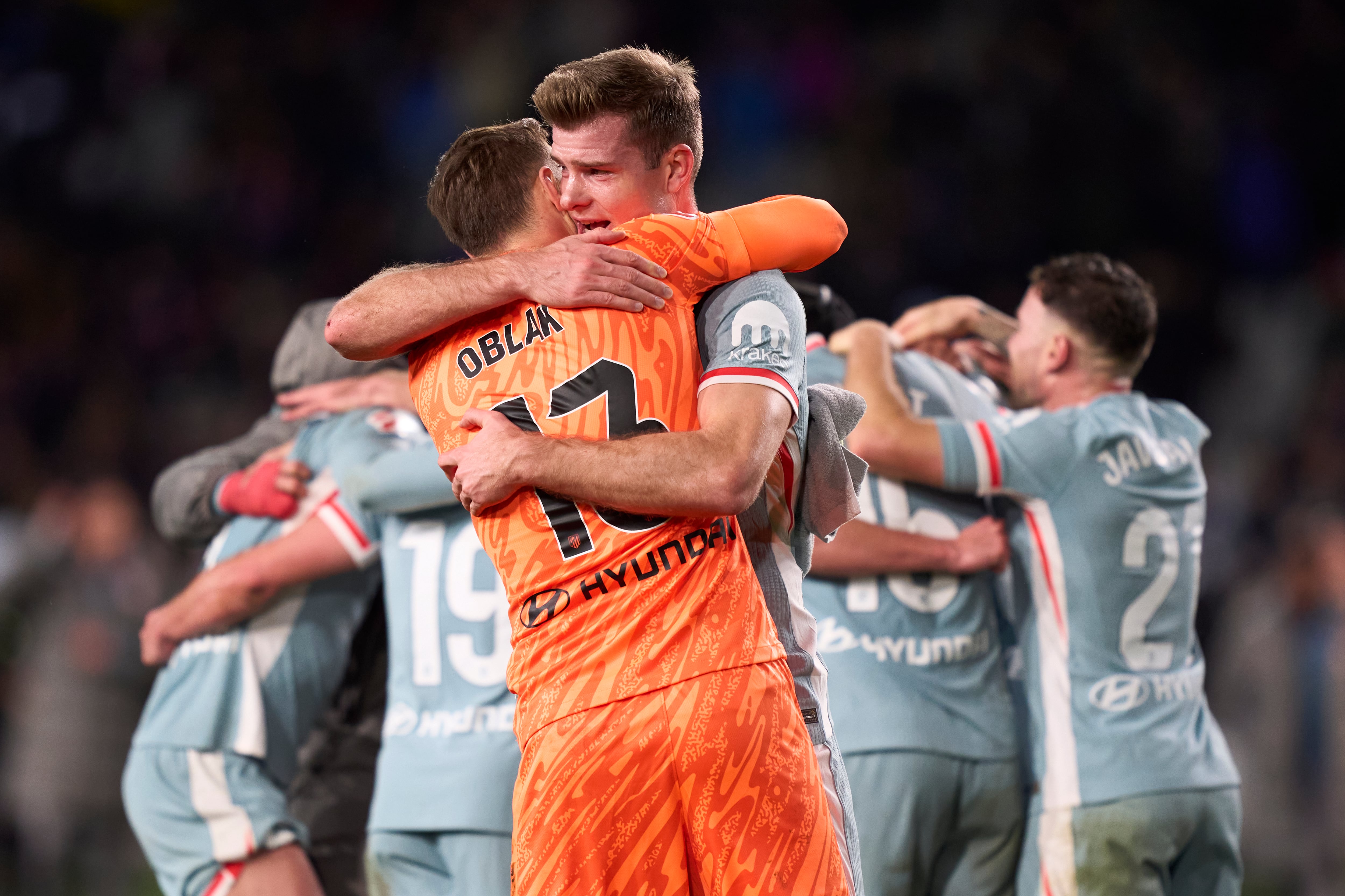 Alexander Sorloth celebra con Jan Oblak la victoria en el partido entre el FC Barcelona y el Atlético de Madrid