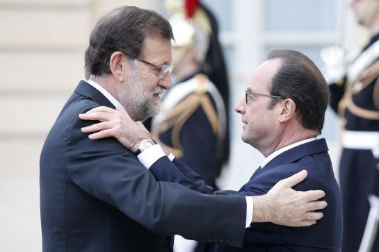 El presidente de Francia, Françoise Hollande, recibe al presidente español, Mariano Rajoy, a su llegada al Elíseo.