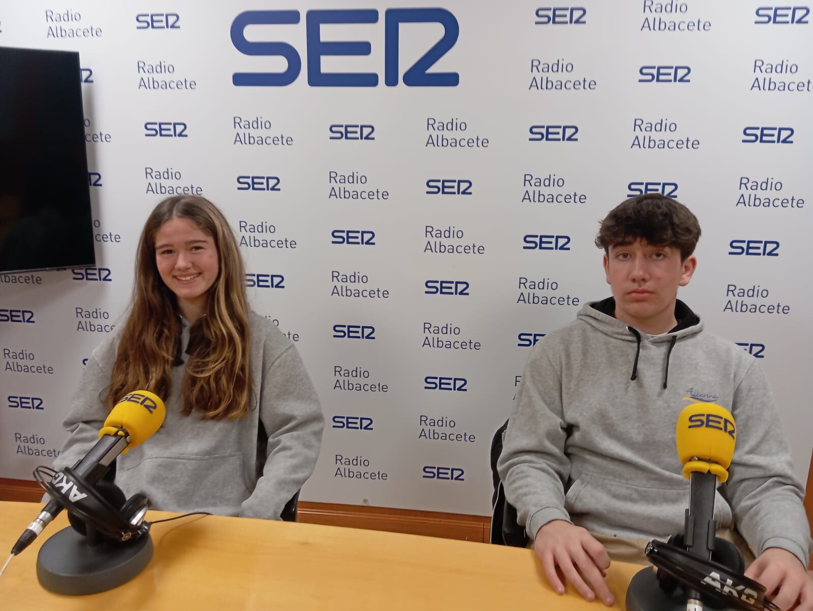 Marina y Adrián, integrantes de la escuela deportiva Albarena de voleibol