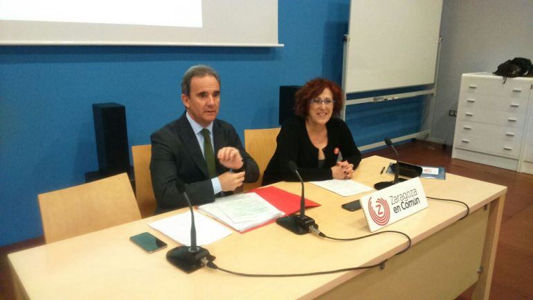 Los portavoces de ZeC, Raúl Burillo y Maribel Martínez, durante la rueda de prensa en la que están presentando la oferta de pacto de gobernabilidad a PSOE y CHA en el Ayuntamiento de Zaragoza