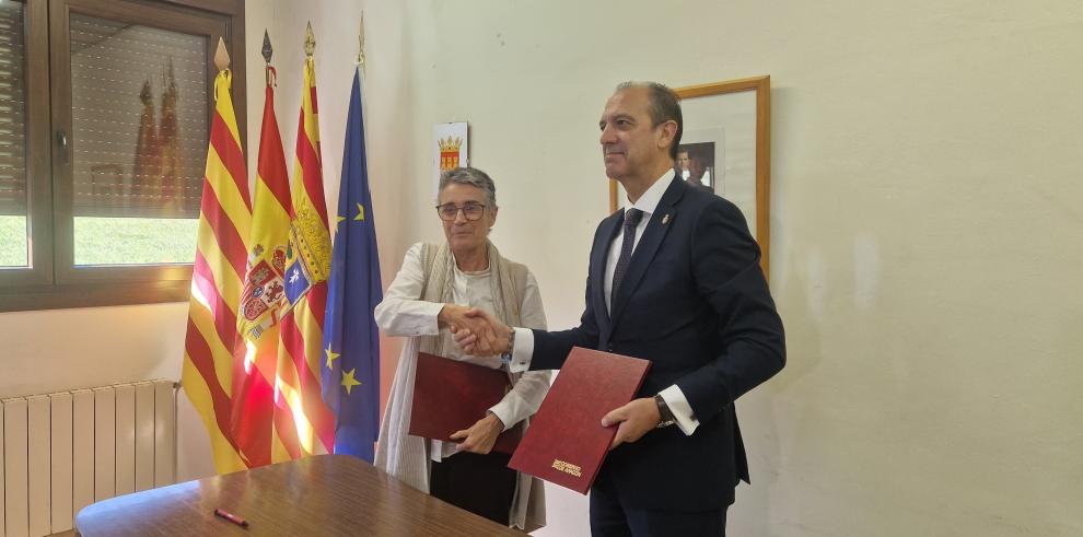 José Luis Bancalero, y Olga Pané, renuevan el convenio de colaboración para la asistencia sanitaria en urgencias y emergencias. Foto:DGA