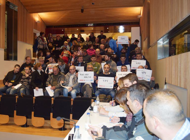 Los trabajadores del ayuntamiento de Benissa defienden sus sueldos en el pleno.