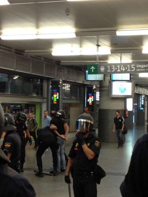 Agentes de la Policía detienen a un sindicalista durante la huelga de RENFE