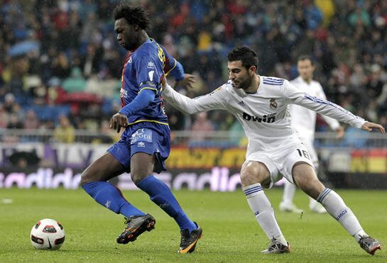 El delantero ecuatoriano del Levante Felipe Caicedo conduce el balón presionado por el defensa del Real Madrid Raúl Albiol durante el partido correspondiente a la vigésimo cuarta jornada de Liga de Primera División