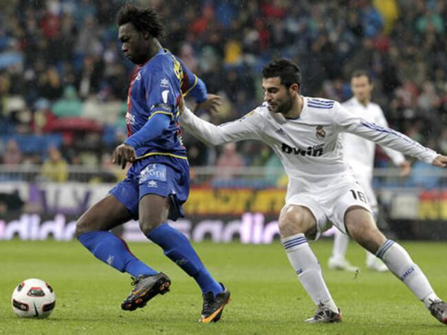 El delantero ecuatoriano del Levante Felipe Caicedo conduce el balón presionado por el defensa del Real Madrid Raúl Albiol durante el partido correspondiente a la vigésimo cuarta jornada de Liga de Primera División