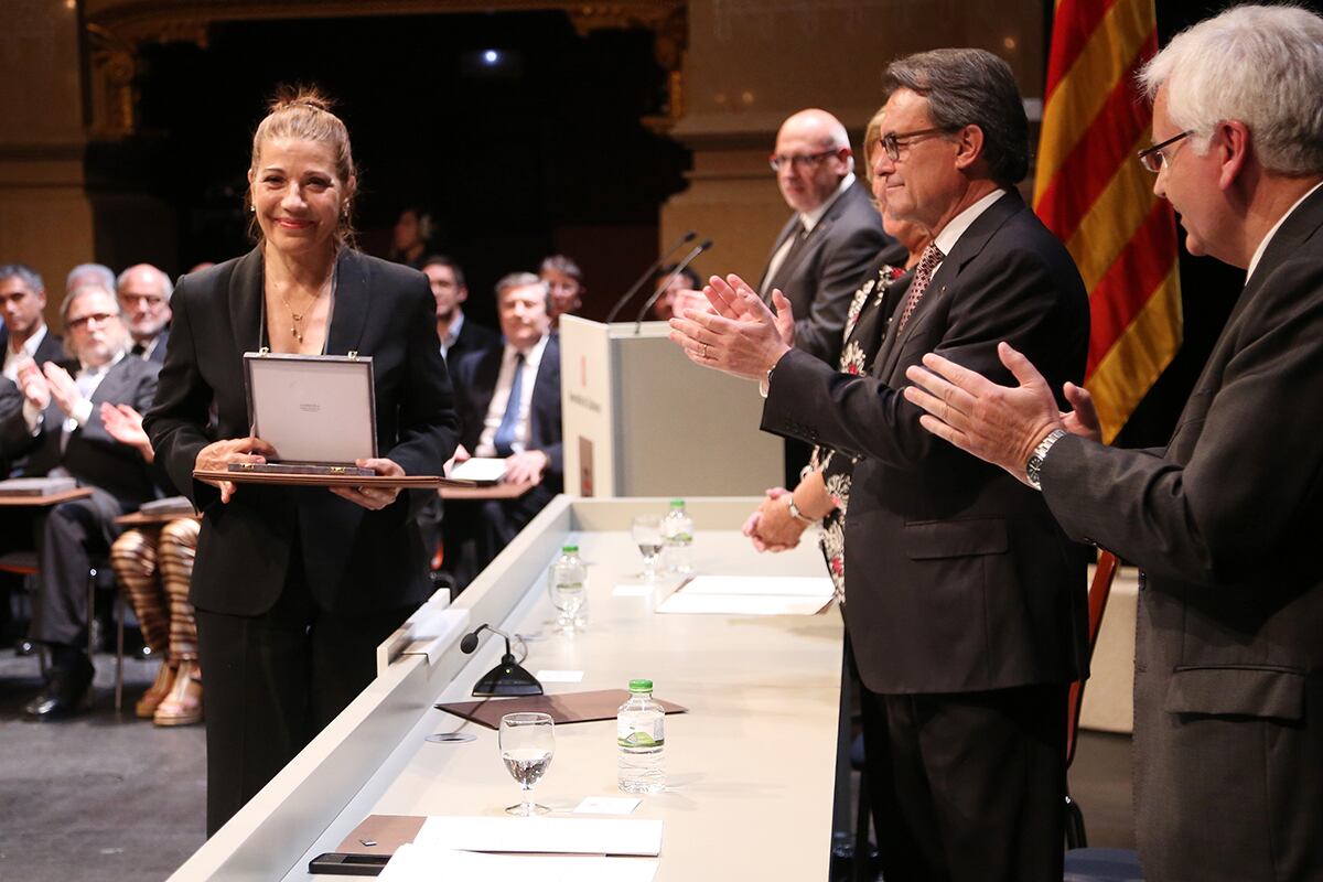 Emma Vilarasau recollint el Premi Creu de Sant Jordi 2016 per la trajectòria de conjunt que la distingeix en els àmbits del teatre, el cinema i la televisió.