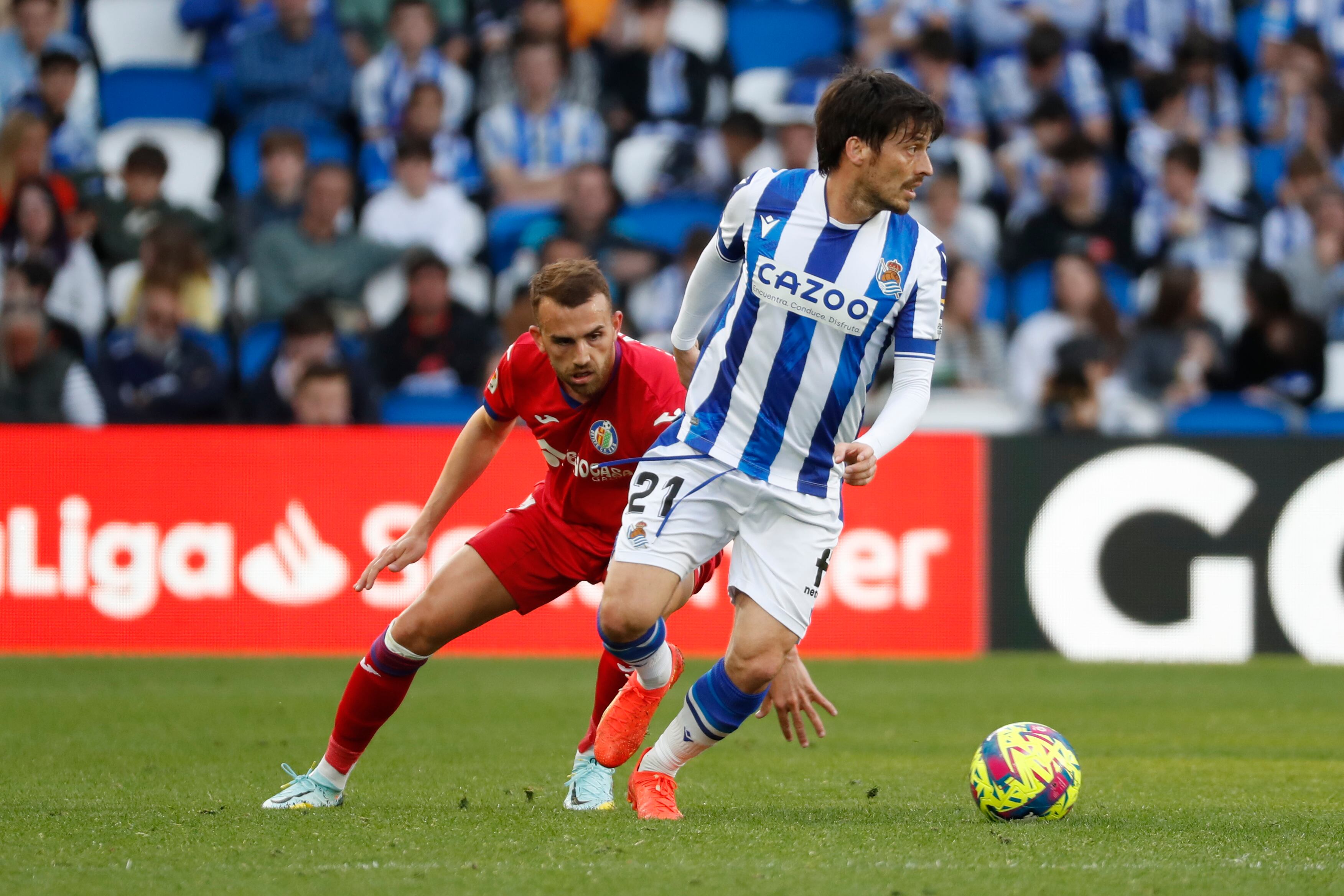 SAN SEBASTIÁN (GIPUZKOA), 08/04/2023.- El delantero del Getafe Borja Mayoral (i) disputa un balón con David Silva, mediocampista de la Real Sociedad, durante el partido de LaLiga correspondiente a la Jornada 28 que se juega este sábado en el Reale Arena de San Sebastián. EFE/ Juan Herrero
