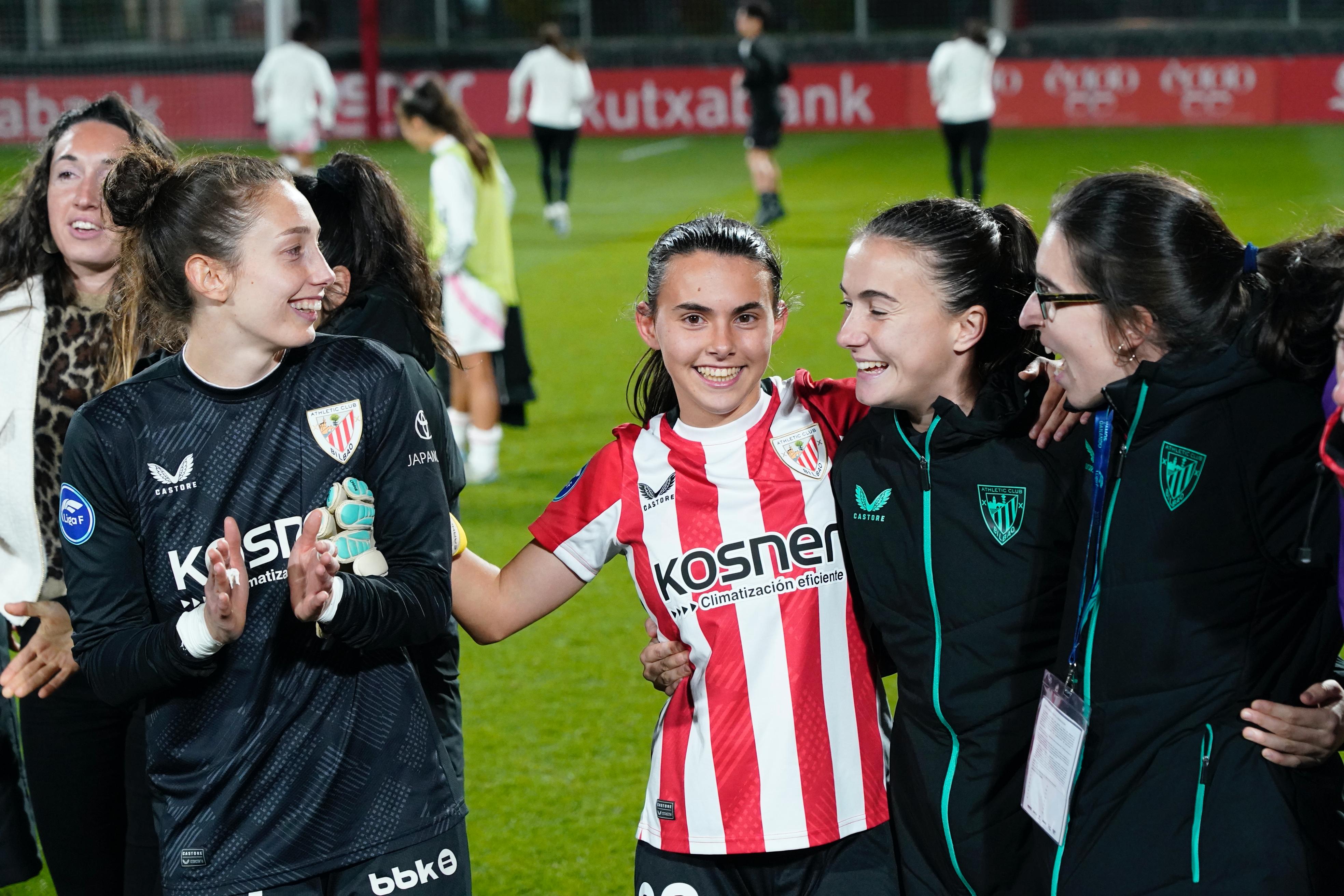 La jugadora del Athletic Club, Maitane Vilariño, celebra la victoria del equipo rojiblanco ante el Madrid CFF