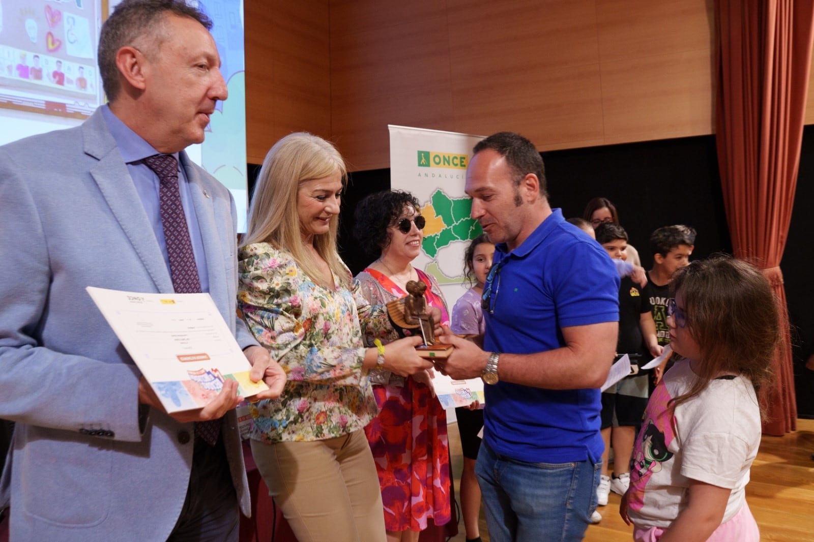 El director del colegio &#039;Santo Tomás&#039;, Antonio Tornero, recoge el premio.