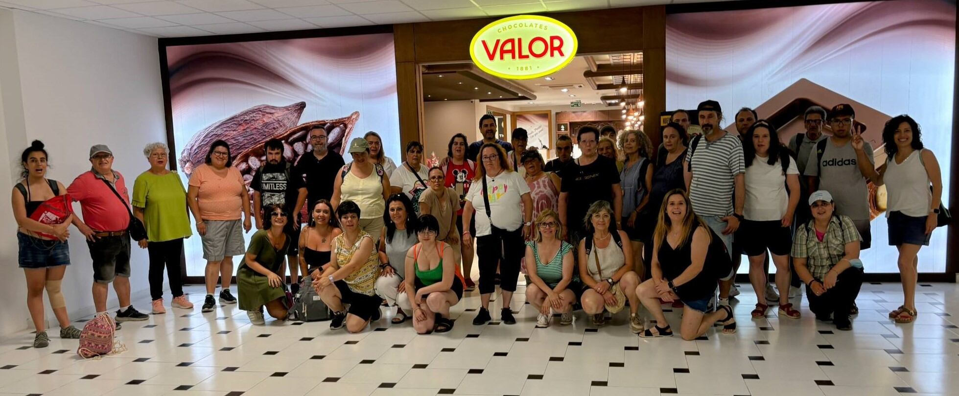 Imagen de archivo de los usuarios y técnicos del  Club de Ocio durante una visita a una conocida empresa chocolatera.