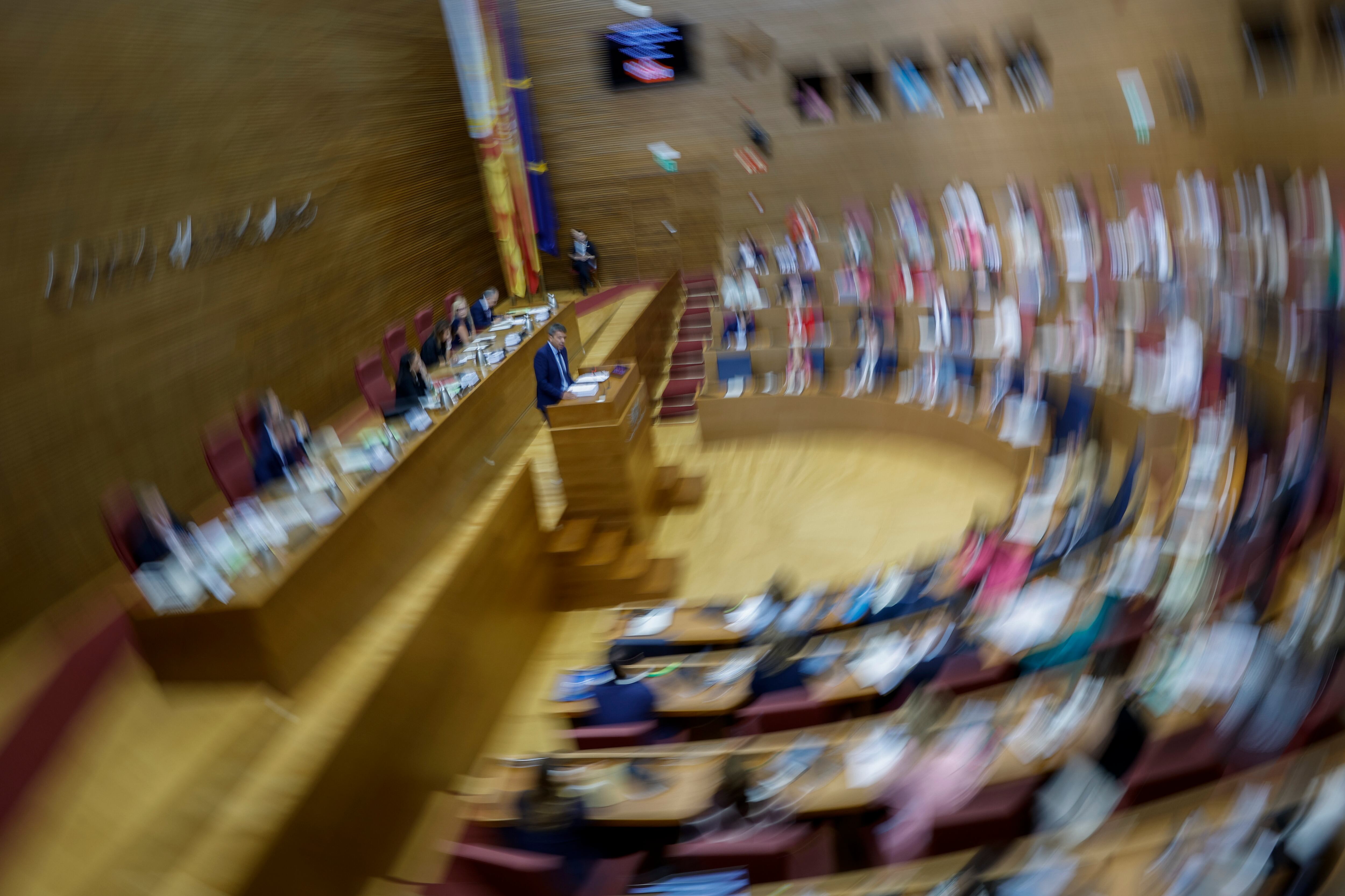 GRAFCVA9419. VALENCIA, 23/09/2025.- El president de la Generalitat, Carlos Mazón, durante su intervención este martes en el Debate parlamentario de Política General o sobre el estado de la Comunitat Valenciana, el primero después de la dana en la que murieron 229 personas. EFE/Biel Aliño