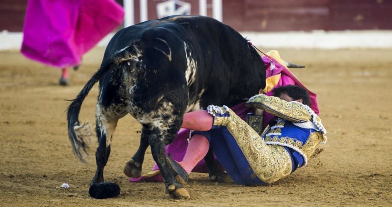 Francisco Rivera Ordóñez sufrió una cogida por el cuarto toro de la tarde durante la corrida de la Feria de San Lorenzo de Huesca.