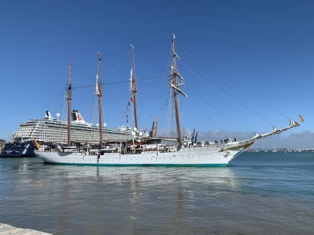 El buque escuela, saliendo desde el Puerto de Cádiz