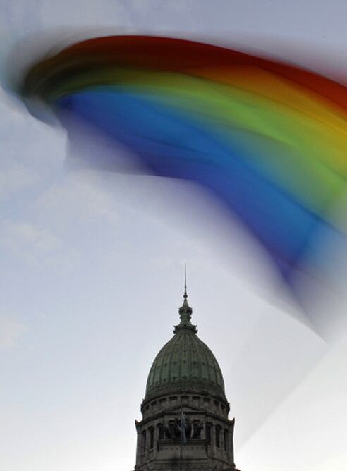 Una bandera ondea en uno de los días más importantes para los homosexuales en Argentina