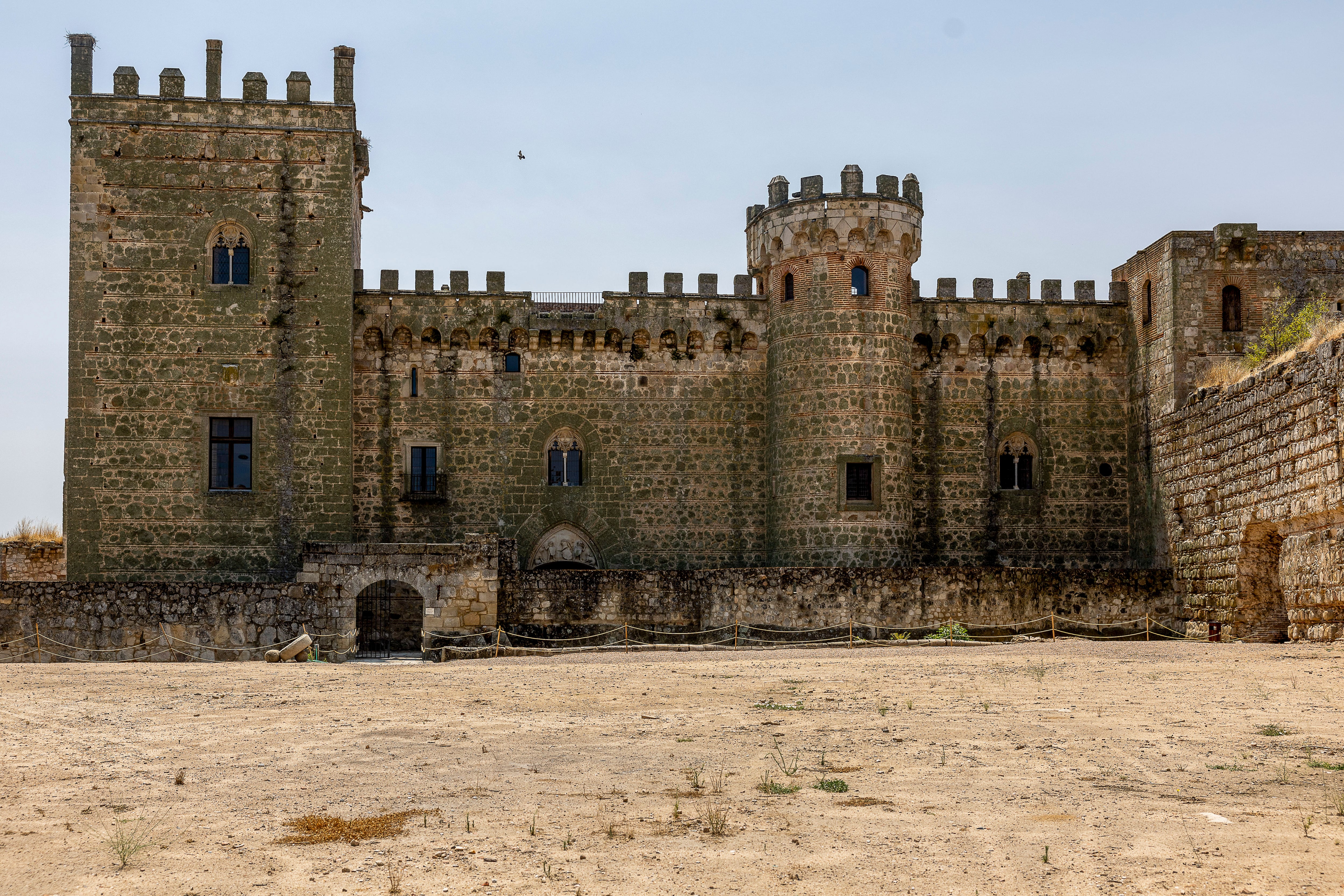 TOLEDO, 06/08/2025.- El castillo de Escalona (Toledo), propiedad del Ayuntamiento desde hace pocos meses, ha recibido unos 10.000 visitantes desde abril. EFE/Ismael Herrero