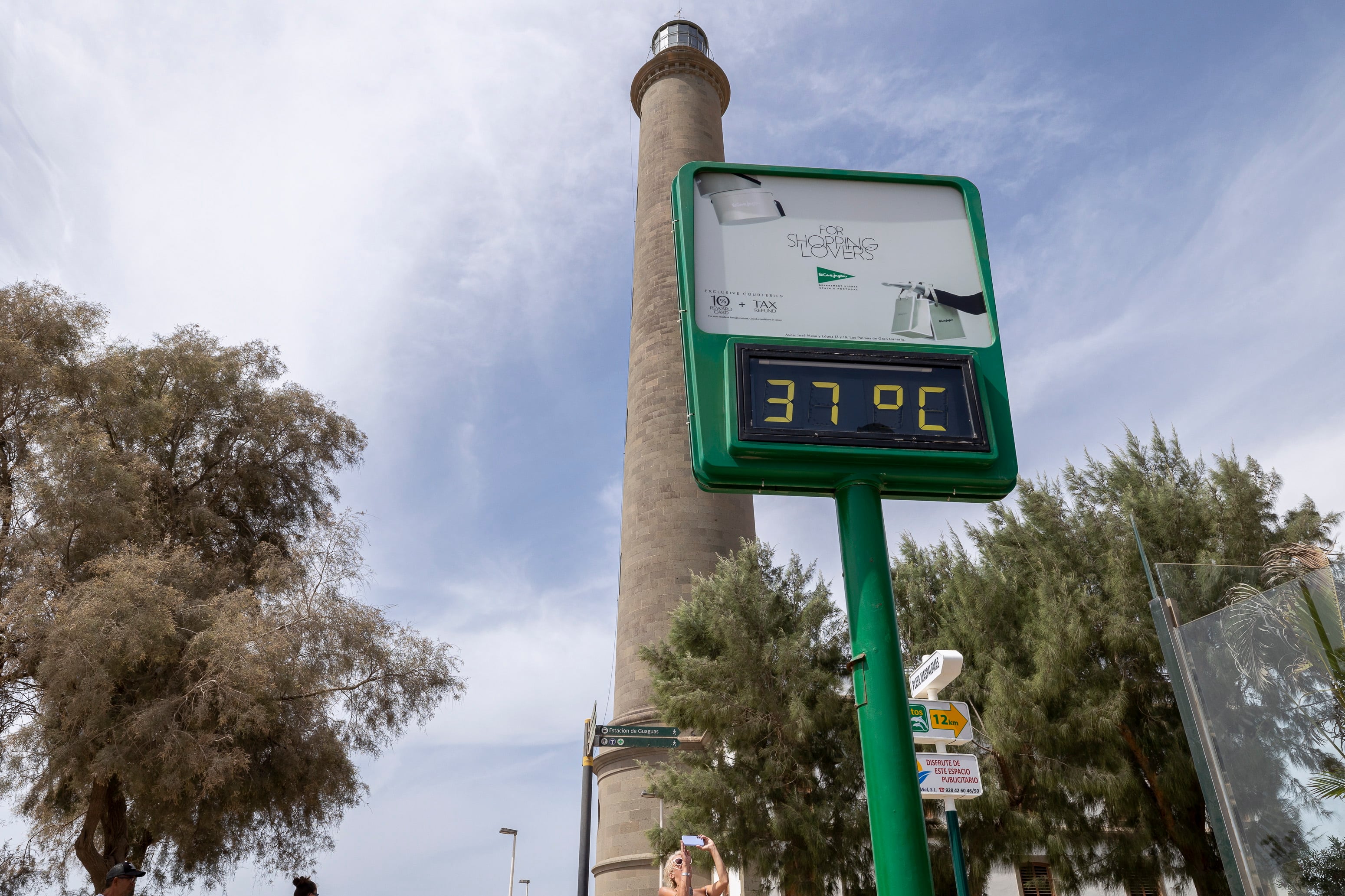 Un termómetro marca los 37 grados junto al faro de la playa de Mapalomas (Gran Canaria).