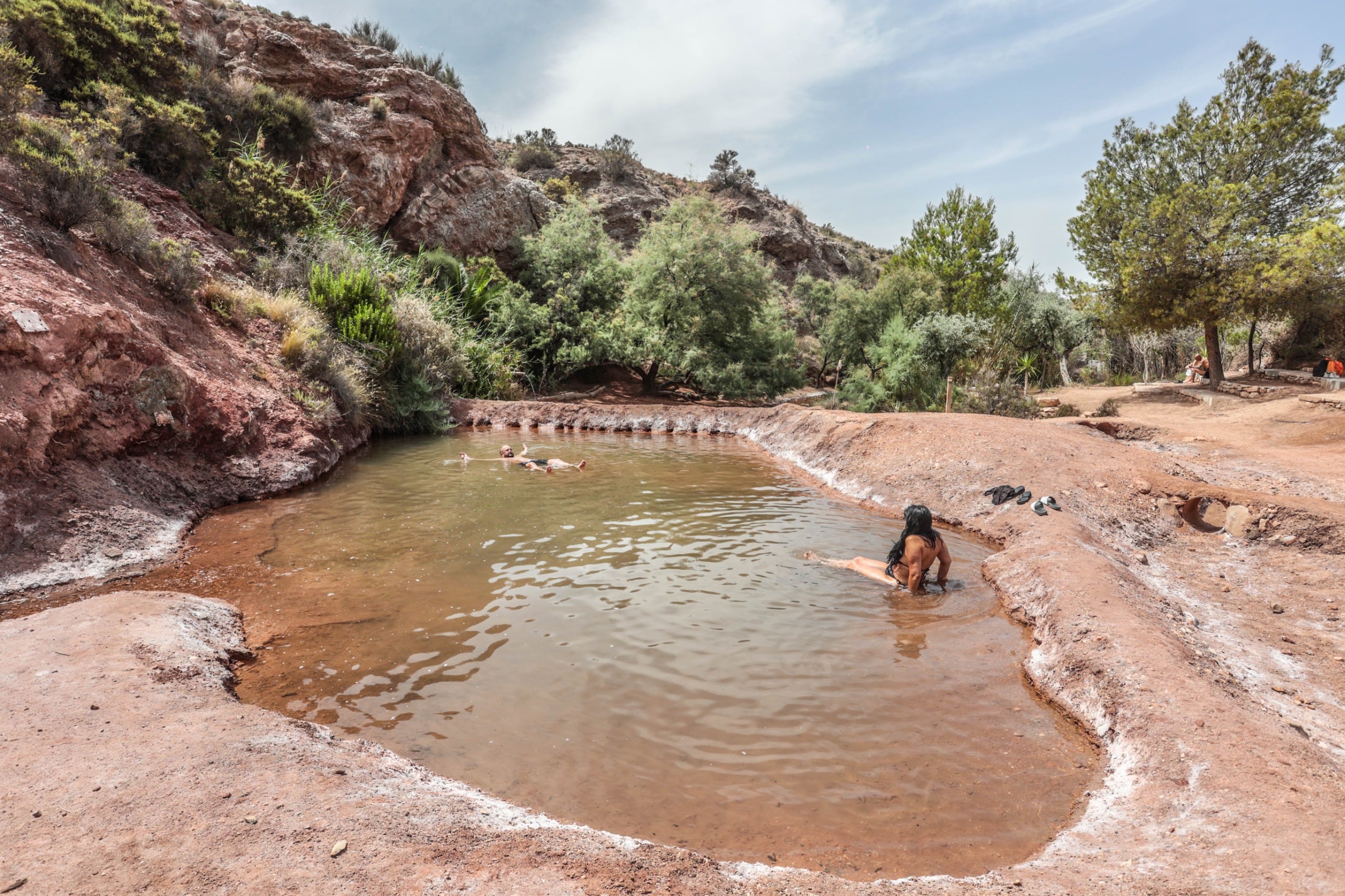 Sus aguas se mezclan con el barro rojo, verde o blanco que se aplica sobre la piel