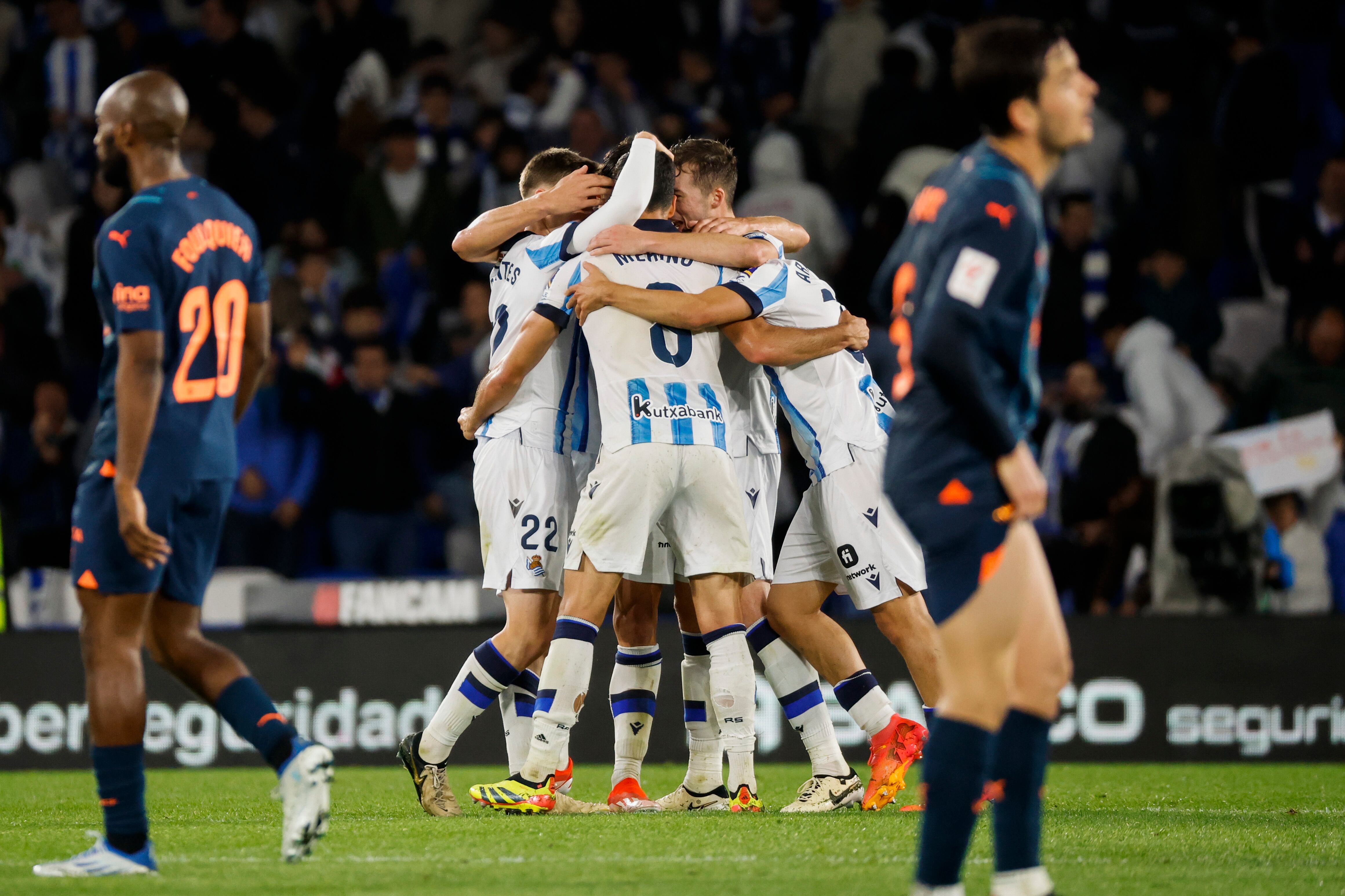 SAN SEBASTIÁN, 16/05/2024.- Jugadores de la Real Sociedad celebran la victoria ante el Valencia, al término del partido de Liga en Primera División que Real Sociedad y Valencia CF han disputado este jueves en el Reale Arena, en San Sebastián. EFE/Javier Etxezarreta
