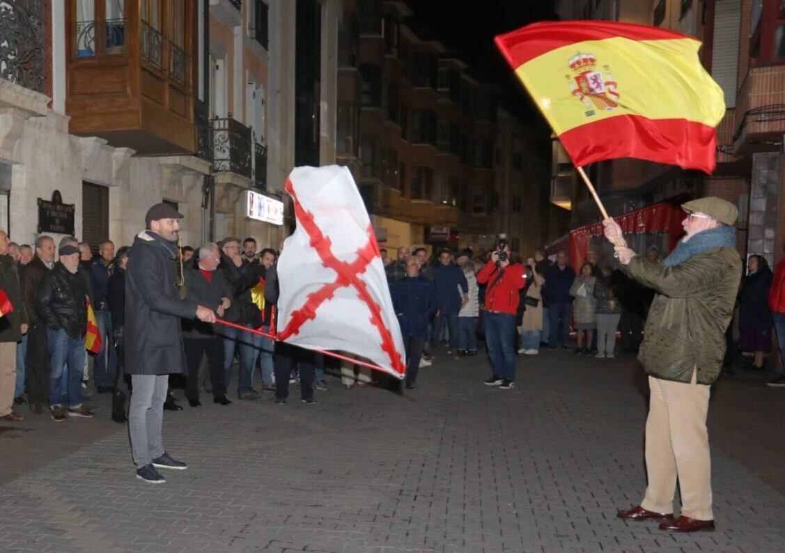 Juan Jesús Acosta, a la izquierda de la imagen, portando la bandera de Borgoña