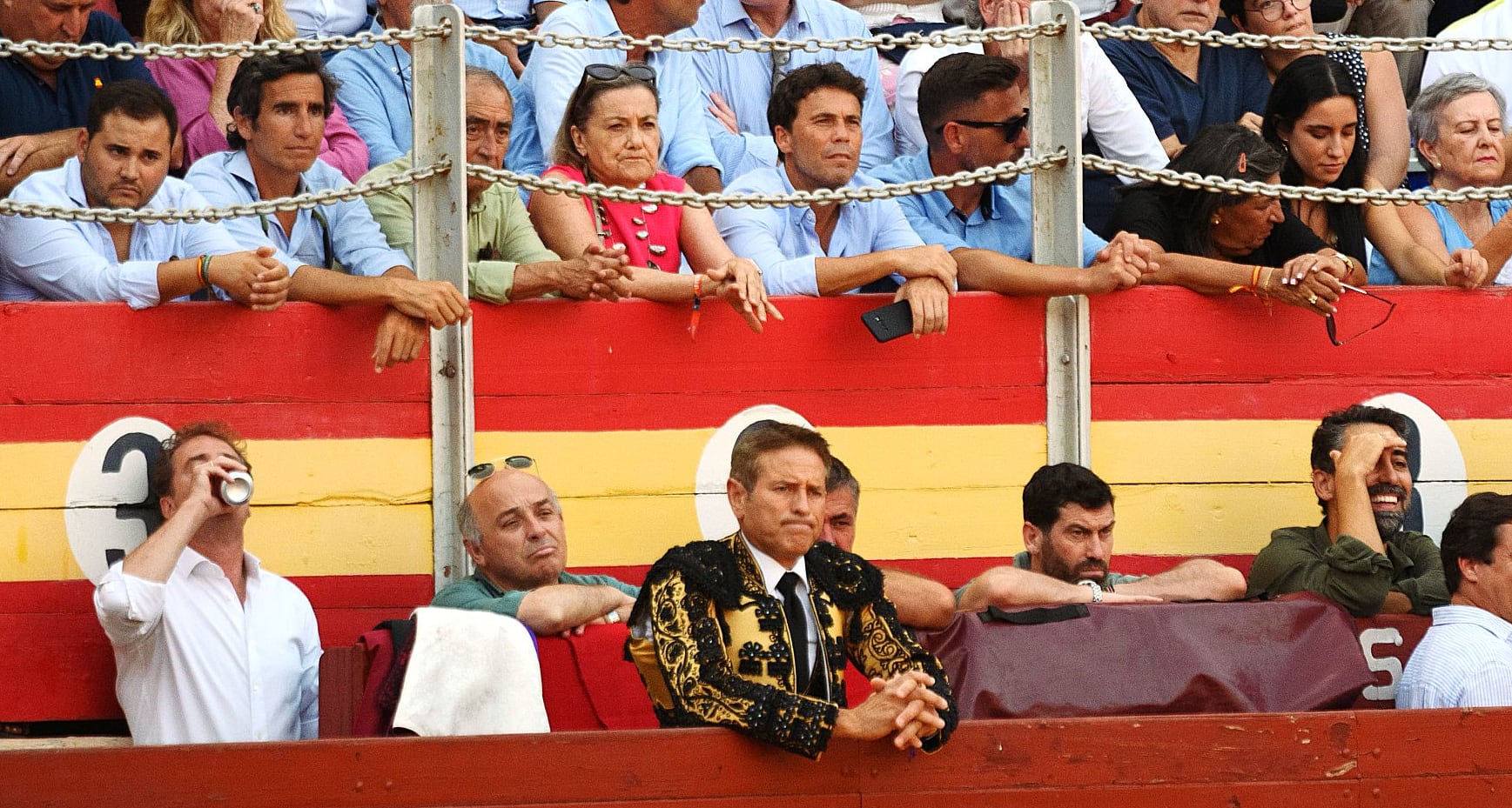 El entrenador del Almería tiene un toro difícil en su vestuario.