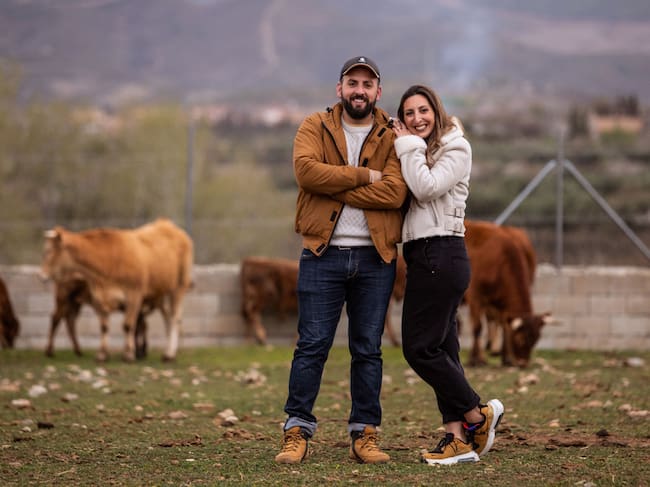 Vacas pajunas en Cortijo Luján de Otura (Granada) con sus propietarios Antonio y Marina Fernández-Hervás