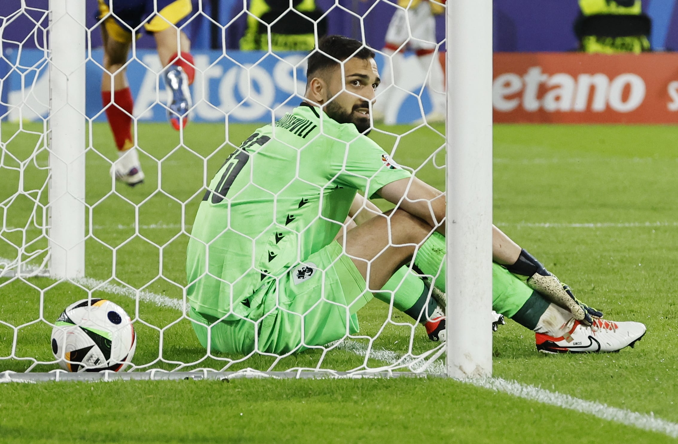 Cologne (Germany), 30/06/2024.- Georgia goalkeeper Giorgi Mamardashvili looks on after conceding the 2-1 goal during the UEFA EURO 2024 Round of 16 soccer match between Spain and Georgia, in Cologne, Germany, 30 June 2024. (Alemania, España, Colonia) EFE/EPA/ROBERT GHEMENT