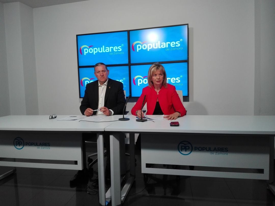 Javier Faúndez y Elvira Velasco durante la rueda de prensa