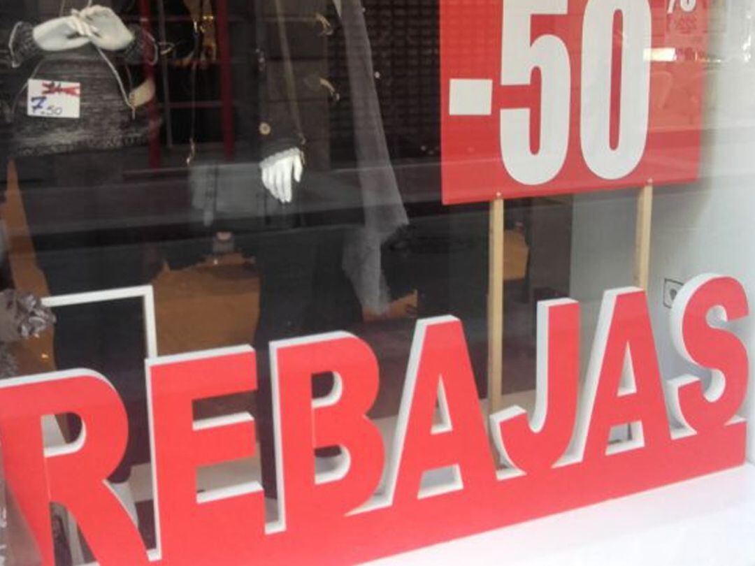 Anunico de rebajas en el escaparate de un comercio