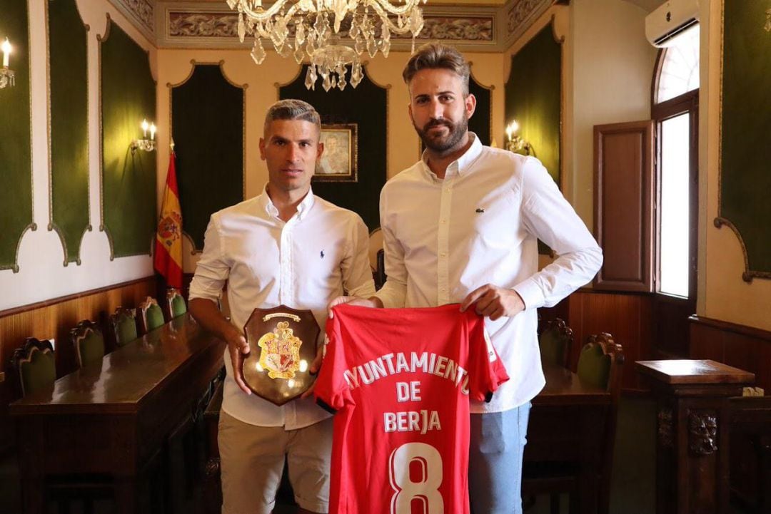 Salva Sevilla dejo una camiseta del Real Mallorca para Berja.