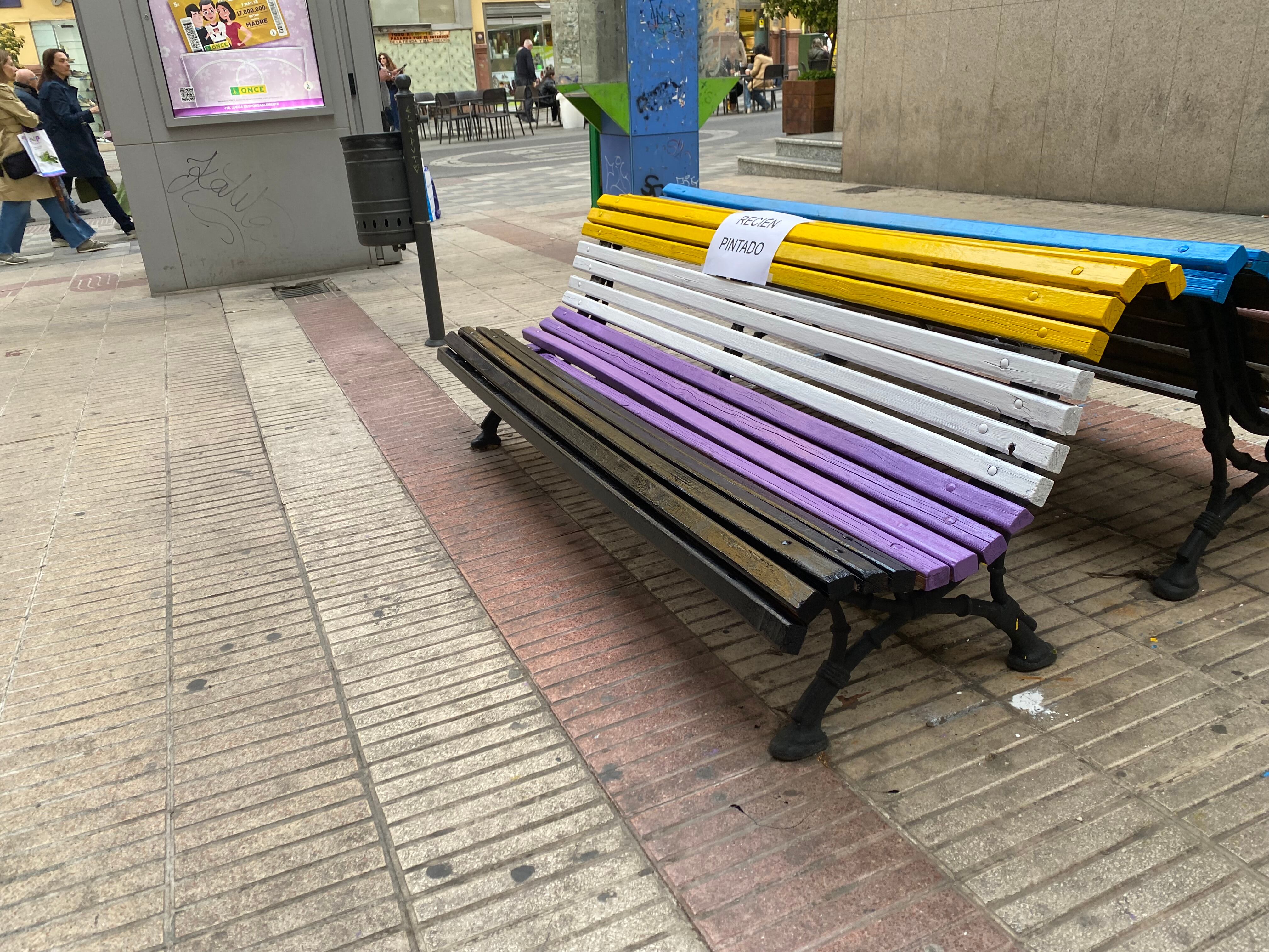 Los bancos de la calle José Luis Álvarez de Castro de Cuenca se han pintado con los colores LGTBI y con los que representan a las personas trans, bisexuales o no binarias.