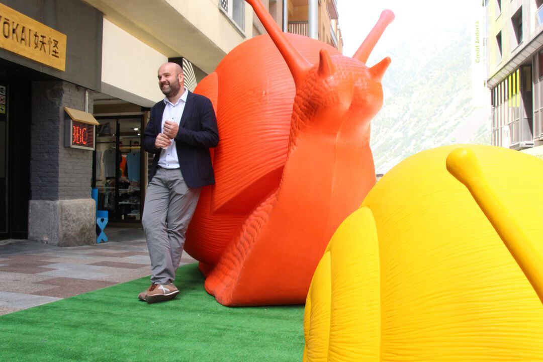 El cònsol menor d'Escaldes-Engordany, Marc Calvet, amb una mostra de l'exposició que hi haurà a la zona Vivand.