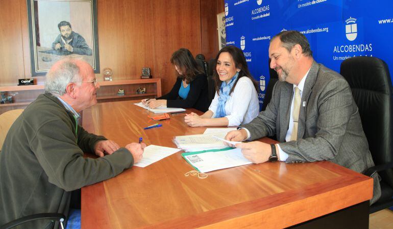 Con la firma de las últimas 11 escrituras, ya ha finalizado la venta de 79 plazas de aparcamiento para residentes en los estacionamientos Plaza de la Concordia y Casimiro Morcillo de Alcobendas