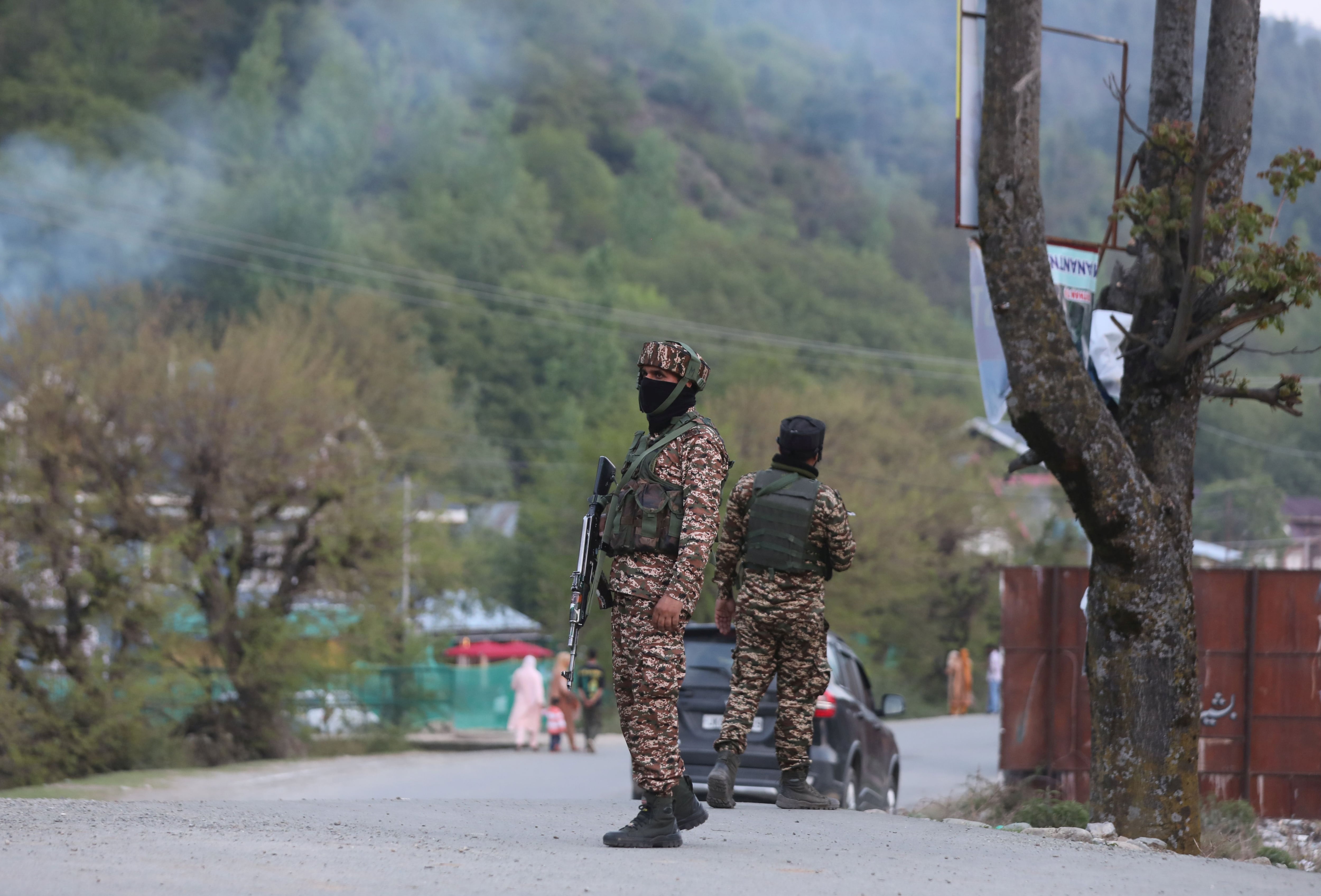 Soldados paramilitares indios hacen guardia en la carretera de Anantnag Pahalgam en Aishmuqam