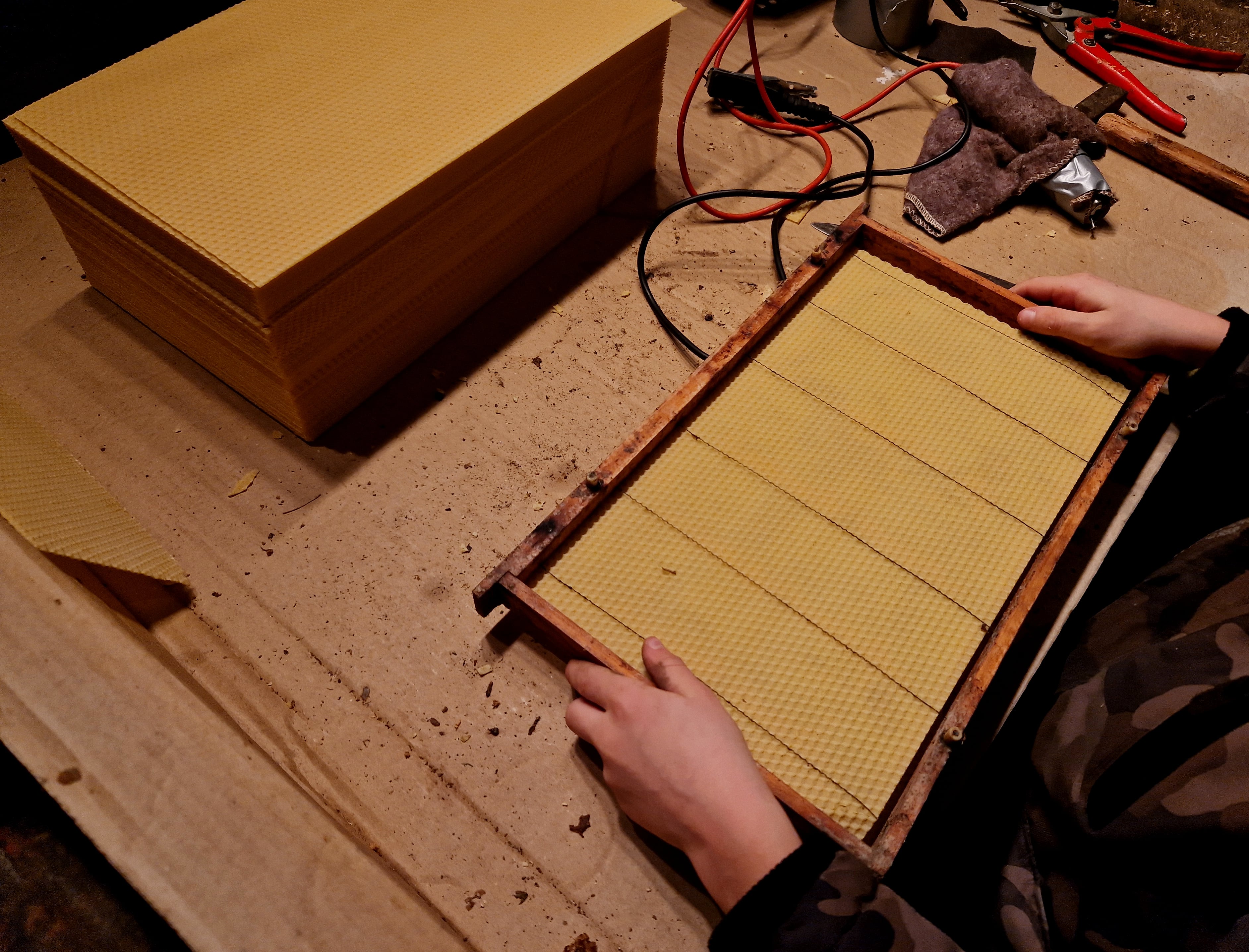 Igüeña transformará los viejos cines de Tremor de Arriba en un taller de producción de colmenas