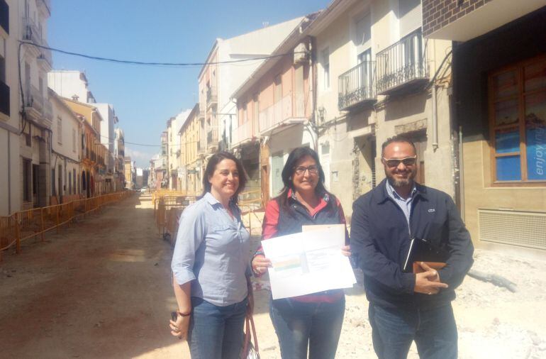 La portavoz del PP de Dénia, María Mut y la concejala popular, Isabel Gallego, en las obras de la calle Colón.