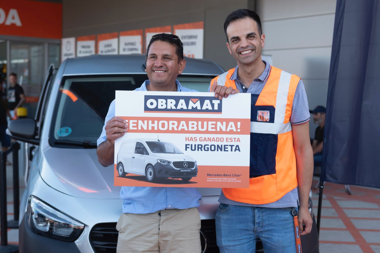 Manuel Rodríguez, director de Obramat en Los Barrios, durante la entrega de una furgoneta en sus instalaciones.