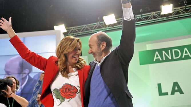 El secretario general del PSOE, Alfredo Pérez Rubalcaba, y la recién elegida secretaria general de la formación en Andalucía, Susana Díaz, durante la clausura del Congreso Extraordinario del PSOE andaluz.