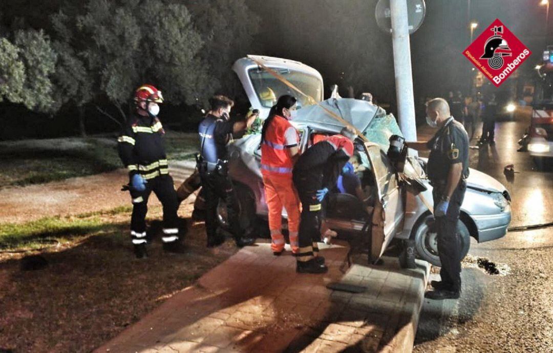 Los bomberos han tenido que excarcelar a los ocupantes del vehículo