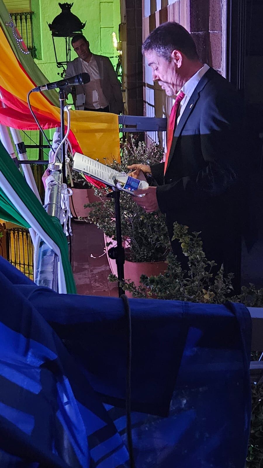 Francisco Bernal pronunciando el pregón de la Feria de Bedmar desde el Balcón Principal del Ayuntamiento de Bedmar