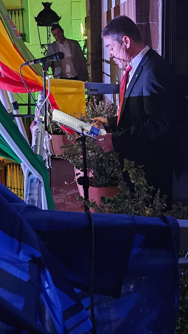 Francisco Bernal pronunciando el pregón de la Feria de Bedmar desde el Balcón Principal del Ayuntamiento de Bedmar