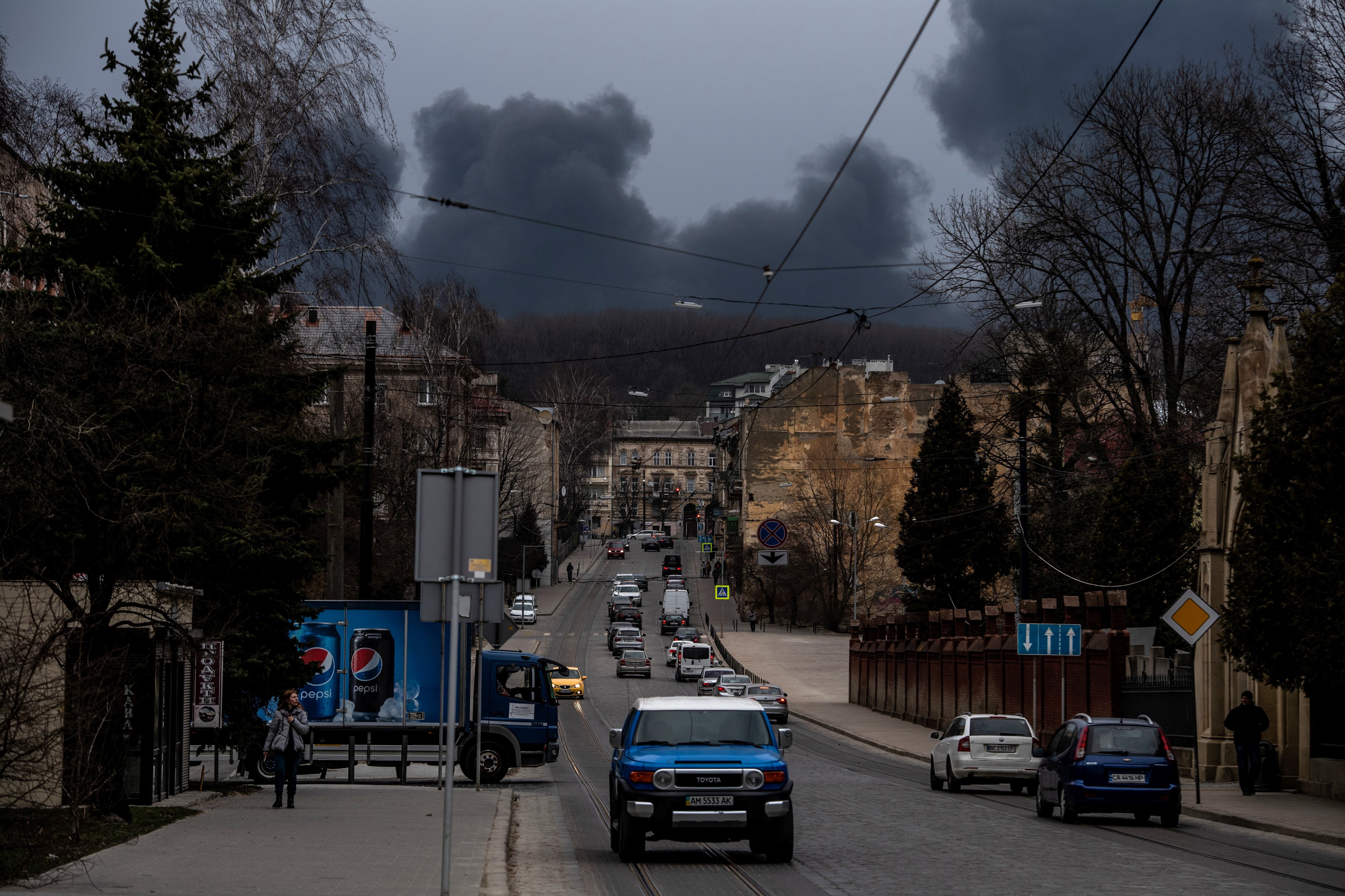 Una columna de humo sobrevuela la ciudad de Leópolis (Lviv) tras los bombardeos sufridos este sábado